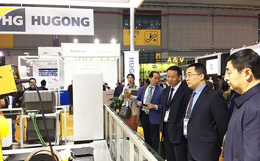 河南省鹤壁市市长莅临Z6尊龙旗舰厅意大利CEA展位