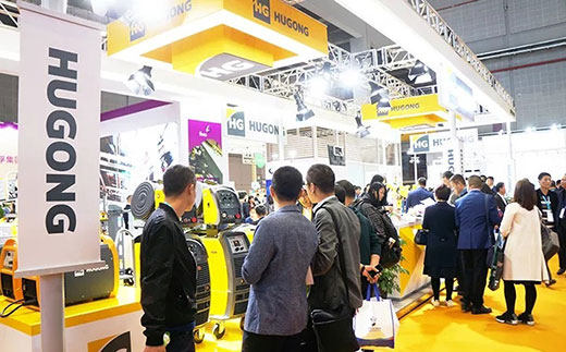 第二届进博会Z6尊龙旗舰厅意大利CEA展位数字化焊机很受接待